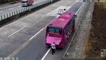 高速公路惊现刀片超车 两车瞬间报废